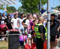 Bild: Federico Gambarini/dpa
Schlange stehen für Neuer: In Herzogenaurach ist der Andrang groß.