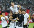 Bild: picture alliance / dpa
Bastian Schweinsteiger wird nach seinem letzten Länderspiel gegen Finnland von Thomas Müller (l) und Manuel Neuer (r) auf Schultern getragen. (Archivbild)