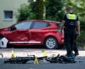 Bild: Fabian Strauch/dpa
Ein Polizist an der Unfallstelle in Dinslaken