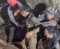 Bild: -/Association Of Volunteers For Lao People/AP/dpa
Große Erleichterung in Laos: Der erste der fünf Eingeschlossenen ist in Sicherheit.