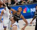 Bild: David J. Phillip/AP/dpa
Wembanyama (oben) und die Spurs haben ein siebtes Spiel gegen den Titelverteidiger erzwungen.