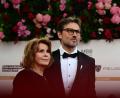 Bild: Sebastian Gollnow/dpa
Senta Berger und Sohn Simon Verhoeven zusammen auf dem roten Teppich.