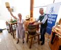Bild: Sven Hoppe/dpa
Souverän mit zwei Schlägen: Die neue bayerische Bierkönigin beim Anzapfen ihres ersten Fasses.