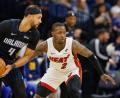 Bild: Kevin Kolczynski/AP/dpa
Terry Rozier (r) spielte zuletzt für Miami. (Archivbild)