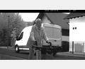 Bild: Polizei Euskirchen/dpa
Da das Kennzeichen des Wagens verdeckt ist, kommt der Fahrer ungeschoren davon.
