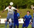 Archivbild: Hans Mark
Der 1. FC Schwarzenfeld (weiße Trikots) und der SV Schwarzhofen wollen ihre Duelle künftig in der Bezirksliga Nord austragen.
