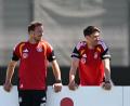 Bild: Federico Gambarini/dpa
Bundestrainer Julian Nagelsmann (l) steht am Trainingsplatz neben seinem Assistenten Benjamin Glück.