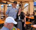 Bild: Heike Unger
Harald Hock und Anna Henkel bedienen die Gäste im Festzelt auf der Amberger Dult. Nachmittags ist noch wenig los, da ist Zeit für ein schnelles Foto und einen Plausch über die Arbeit im Bierzelt.