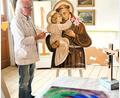 Bild: wec
Der Künstler Hans-Georg Hierl in seinem Atelier bei der Fertigstellung des Altarbildes, das den Heiligen Antonius zeigt. Im Vordergrund auch "Das Licht am Ende des Tunnels". Zusammen mit dem das Eichenkreuz (rechts) werden diese Werke die restaurierte Hofmann-Kapelle zieren.