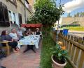 Bild: ck
Einige Anwohner des Containerdorfs (rechts im Hintergrund) in Neustadt/WN treffen sich im Vorgarten von Familie Mastalar. Die Modulanlage wird derzeit abgebaut. Die Geflüchteten sind bereits ausgezogen.