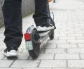 Symbolbild: Gabi Schönberger
Ein E-Scooter-Fahrer ist nach einem Unfall auf einem Gehweg in Schwandorf geflüchtet.