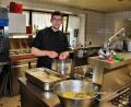 Bild: ds
Simon Dorn, frischgebackener Metzgermeister und Koch, am Herd im elterlichen Gasthaus, der Goldenen Krone in Kirchenreinbach.