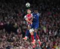 Bild: Kin Cheung/AP/dpa
Treffen am Samstag erneut aufeinander: Arsenals Mikel Merino und Ousmane Dembele (r) von PSG. (Archivbild)