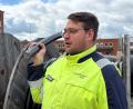 Bild: Nils Ganzmann
Georg Wallascheck, der Leiter des Bayernwerk-Zentrallagers in Ponholz, hält eines der Kabel, das demnächst auf einer Baustellen in der Oberpfalz verlegt wird.