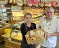 Bild: lnz
In der Bäckerei Zintl in Tirschenreuth gibt es neben dem Sortiment an tagesfrischer Ware auch regelmäßig Brot und Feingebäck vom Vortag zum reduzierten Preis. Bäckermeister Alex Zintl und Verkäuferin Vanessa Stalla zeigen exemplarisch einen Korb mit typischen Waren, die dafür infrage kommen.