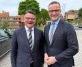Bild: Michael Bauer/dpa
Hessens Ministerpräsident Rhein (CDU, l.) und Unionfraktionschef Spahn stellen sich auf dem Landesparteitag der hessischen CDU hinter Kanzler Merz.