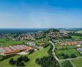 Bild: Witron
Ein Sinnbild für die Entwicklung der Oberpfalz: Unter dem Parkstein gab es bis in die 1970er Jahre nichts als Wiesen und Felder. Heute bietet der Technolgieführer im Bereich der Lagerlosgistik, Witron, hier Arbeitsplätze für tausende Menschen.