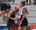 Bild: Thibault Camus/AP/dpa
Beim Tennismatch der Russin Diana Schnaider (l) gegen die Ukrainerin Oleksandra Olijnykowa ging es um mehr als nur Sport.