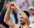 Bild: Christophe Ena/AP/dpa
Ein Herzchen für die Fans - war es Novak Djokovics letzter Auftritt in Paris?