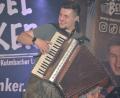 Bild: jr
Marcel Benker, bekannt aus Radio und Fernsehen, sorgte am Freitagabend beim Festauftakt in Konnersreuth für eine tolle Stimmung.