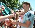 Bild: Federico Gambarini/dpa
Manuel Neuer schreibt Autogramme für die DFB-Fans.