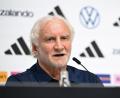 Bild: Federico Gambarini/dpa
Rudi Völler spricht bei der DFB-Pressekonferenz. (Archivbild)