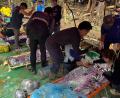 Bild: Uncredited/Association Of Volunteers For Lao People/AP/dpa
Die Goldsucher wurden auf Tragen abtransportiert.