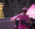 Bild: Spada/LaPresse/AP/dpa
Hat die Giro-Trophäe fest im Blick: Jonas Vingegaard. (Archivbild)