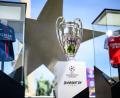 Bild: Tom Weller/dpa
Der Pokal der Champions League steht zwischen den Trikots der Finalteams Paris Saint-Germain und FC Arsenal.