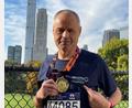 Bild: privat
Vom Nofi-Lauf zum NEW-York-Marathon: Stefan Zaruba, im Oberpfalz-Medien-Shirt, glücklich und mit Medaille im Central Park. Im Hintergrund ist der südliche Teil Manhattans zu sehen.