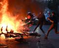 Bild: Julien Mattia/Le Pictorium via ZUMA Press/dpa
Spannungen zwischen PSG-Fans und der Polizei nach dem Sieg von PSG.