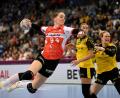 Bild: Marijan Murat/dpa
Blombergs Topspielerin Nieke Kühne (vorn) ist Meisterin und „Spielerin der Saison“. (Archivbild)