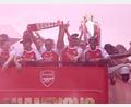 Bild: Steven Paston/PA Wire/dpa
Die Spieler des FC Arsenal genießen den Trubel.