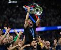 Bild: Denes Erdos/AP/dpa
Getragen von seinen Schützlingen: PSG-Coach Luis Enrique.