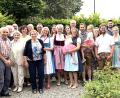 Bild: fvo
Monika Gollwitzer (vorne, Dritte von links) feiert mit ihrer großen Familie 85. Geburtstag. Mit dabei sind auch Bürgermeister Georg Bocka und Pfarrer Norbert Götz.