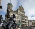 Bild: Stefan Puchner/dpa
Die beiden Männer nutzten ein Gerüst, das derzeit für Sanierungsarbeiten am Augsburger Rathaus steht. (Archivbild)