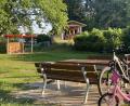 Bild: Völkl
Ein schmucker neuer Steg führt zum Naherholungsgebiet mit Sitzgelegenheiten und Pavillon.