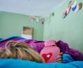 Bild: Annette Riedl/dpa
Wenn kranke Kinder betreut werden müssen, bleiben überwiegend Mütter zu Hause. (Archivbild)