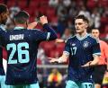 Bild: Tom Weller/dpa
Vorlagengeber Deniz Undav (Nr. 26) und Torschütze Florian Wirtz (r) klatschen sich ab nach dem 2:0 gegen Finnland.