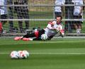 Bild: Federico Gambarini/dpa
Die linke Problem-Wade hält: Manuel Neuer hält wieder erste Bälle im Training.