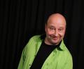 Bild: Petra Rummel
Wolfgang „Wuffi“ Kamm präsentiert sein Musik-Kabarett „Schene Wölt“.