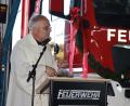 Bild: mfh
Mit einer großzügigen Menge an Weihwassr segnete Pfarrer Roland Klein das neue Fahrwehrfahrzeug und anschließend die Mitglieder der Wehren sowie die zahlreichen Gäste.