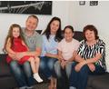 Bild: Hirsch
Die ukrainische Familie Striuchkov hat in Schwarzenfeld eine neue Heimat gefunden. Tochter Mariana, die Eltern Yevhen und Maryna, Tochter Melania und Oma Nadia (von links) sind froh, hier in Sicherheit leben zu können.