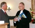 Archivbild: Rudolf Weber
Pfarrer Gerhard Scholze bei seiner Verabschiedung in den Ruhestand mit Landrat Armin Nentwig im August 2007.