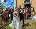 Bild: Johannes Pleyer
Hannah-Sophia und Alexander Anzer präsentieren sich nach der Trauung freudestrahlend im Lennesriether Kirchgarten.