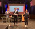 Bild: Verena Baumer
Bei der konstituierende Sitzung des Gemeinderats Ursensollen legten Zweiter Bürgermeister Achim Kuchenbecker (links) und Dritte Bürgermeisterin Annemarie Lehmeier ihren Amtseid vor Erstem Bürgermeister Martin Fleischmann ab.