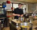 Bild: ds
Simon Dorn, frischgebackener Metzgermeister und Koch, am Herd im elterlichen Gasthaus, der Goldenen Krone in Kirchenreinbach.