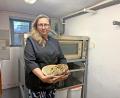 Bild: Katharina Melzner
Von der Pflege in die Backstube: Wenn andere schlafen, beginnt für Doris Ammon der Backtag: In ihrer kleinen Kellerbackstube in Marktredwitz entstehen Sauerteigbrote und Brötchen in Handarbeit.