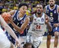 Bild: Andreas Gora/dpa
Alba-Youngster Jack Kayil (l) zieht an Bambergs Cobe Williams vorbei.