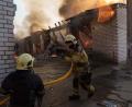 Bild: Evgeniy Maloletka/AP/dpa
Rettungskräfte löschen ein Feuer in einer Kiewer Autowerkstatt, die durch einen russischen Angriff beschädigt wurde.